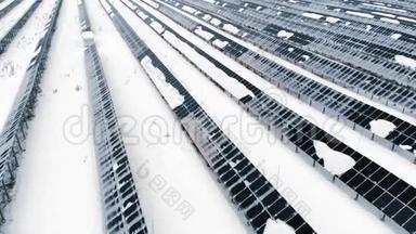 空气：冬天的光伏覆盖着雪。 太阳能电池板在雪中漂移，覆盖着雪。 替代办法